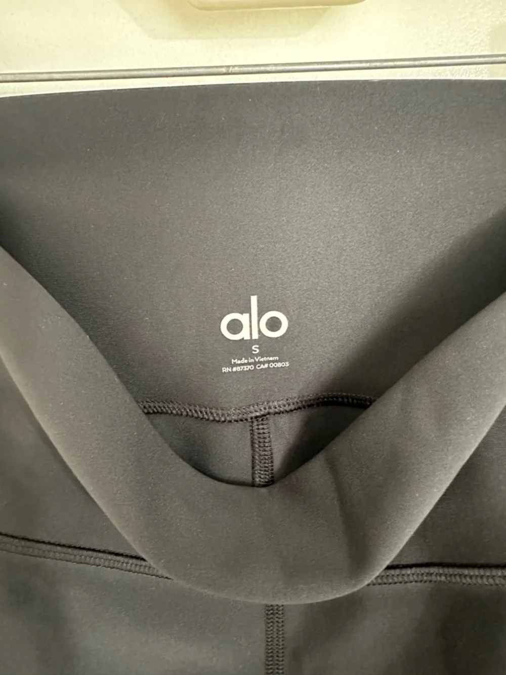 ALO Yoga 7/8 High-Waist Airlift Black Performance Legging Small LIKE NEW - Picture 5 of 7